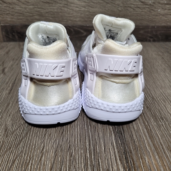 Nike Huarache Run Triple White Shoes. Size 9C - Picture 4 of 6